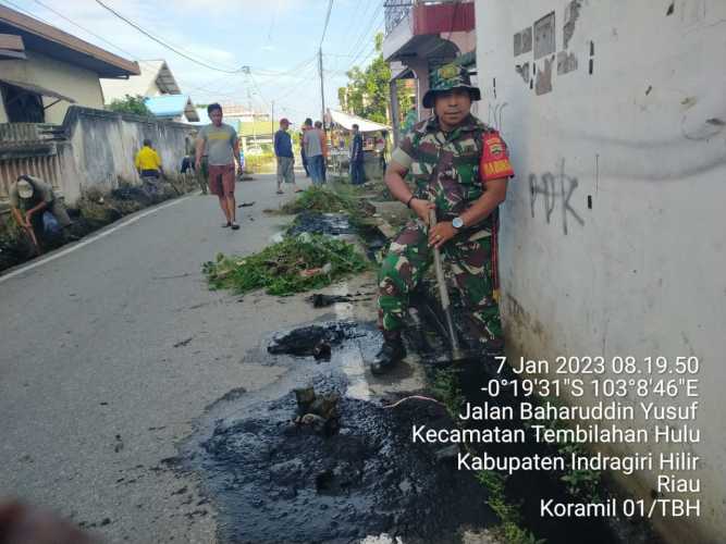 Babinsa Tembilahan Hulu Lakukan Goro Bersama Warga Antisipasi Banjir Rob