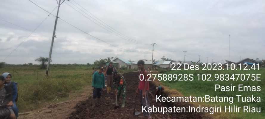 Babinsa Gerakkan Warga dalam Jumat Gotong Royong