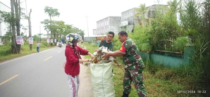 Di Jumat Berkah, Serda Adri Candra Laksanakan Gotong Royong Kebersihan Lingkungan