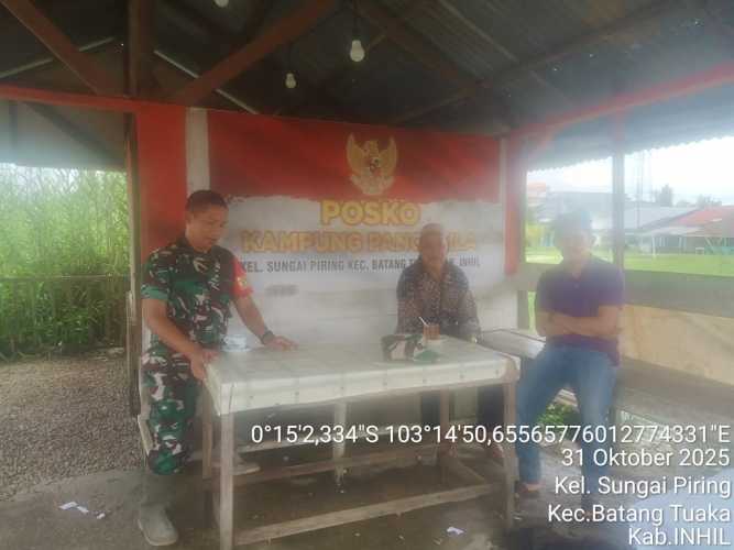 Babinsa Koramil 12/Batang Tuaka Tekankan Kebersihan di Pos Kampung Pancasila Sungai Piring