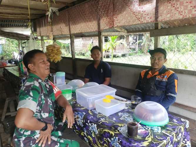 Babinsa Koramil 12/Batang Tuaka  Kodim 0314/Inhil Gelar Komsos dan Sosialisasi Bahaya Narkoba serta Judi Online di Desa Sungai Dusun