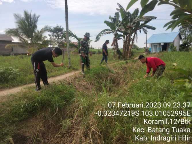 Babinsa Membina Gotong Royong Warga