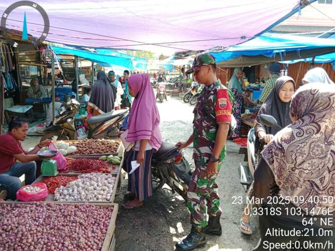 Babinsa Serda Ronald Manalu Pantau Harga Sembako dan Keamanan di Pasar Kayu Jati