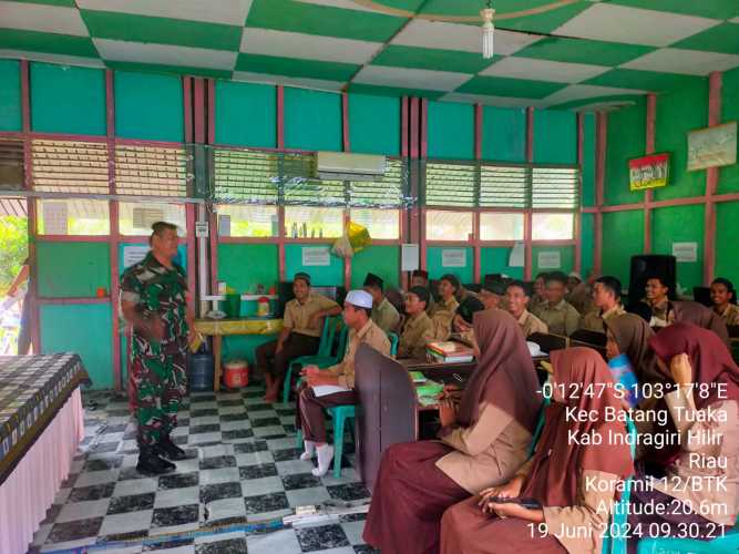 Sertu Syamsir Berikan Materi Nilai Pancasila di Desa Gemilang