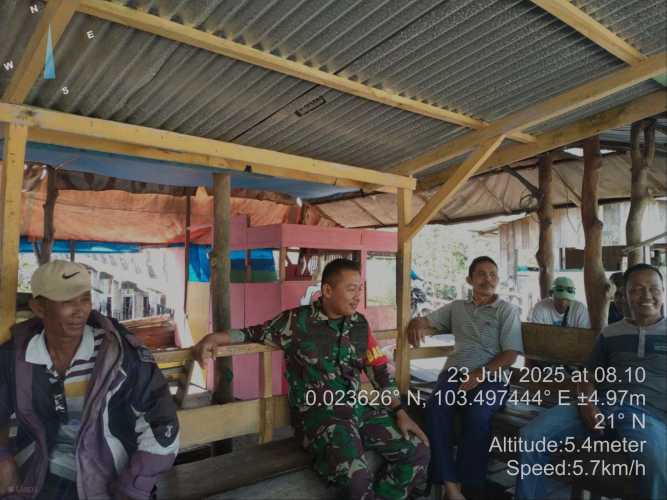 Babinsa Desa Bekawan Laksanakan Pembinaan Sosial Terpadu di Wilayah Binaan