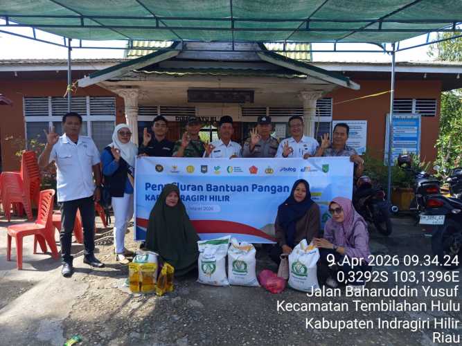 Babinsa Serda Ronald Manalu Laksanakan Pendampingan Penyaluran Bantuan Pangan Bulog di Tembilahan Hulu