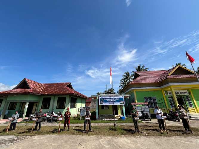 Dari Matoa hingga Pinang, Polsek Pulau Burung Dukung Ketahanan Ekologi Desa