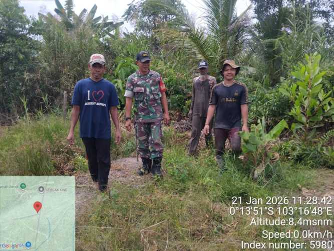 Babinsa Sungai Piring Menjaga tapal batas wilayah serta peningkatan kewaspadaan terhadap karhutla