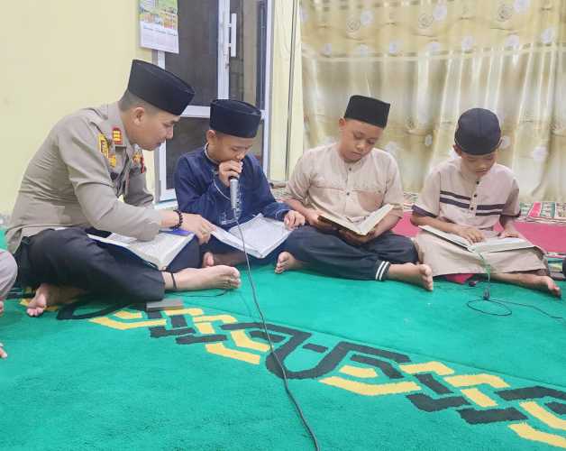 Selesai Tarawih, Kapolsek Kempas & Personel Laksanakan Tadarus Bersama Remaja Masjid Hidayatullah.