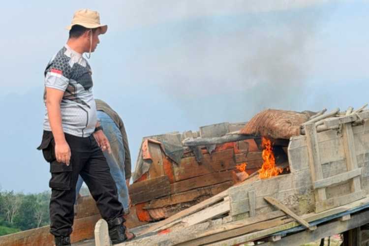 Tak Beri Ruang Pelaku PETI, Polsek Kuantan Tengah Bakar 5 Rakit Lanting di Sungai Sipaku