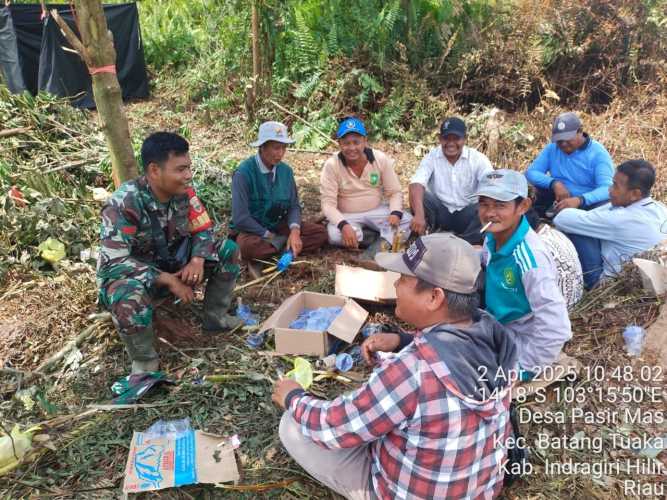 Babinsa Pratu P. Nainggolan Tingkatkan Soliditas Masyarakat Jelang Lebaran di Sungai Piring