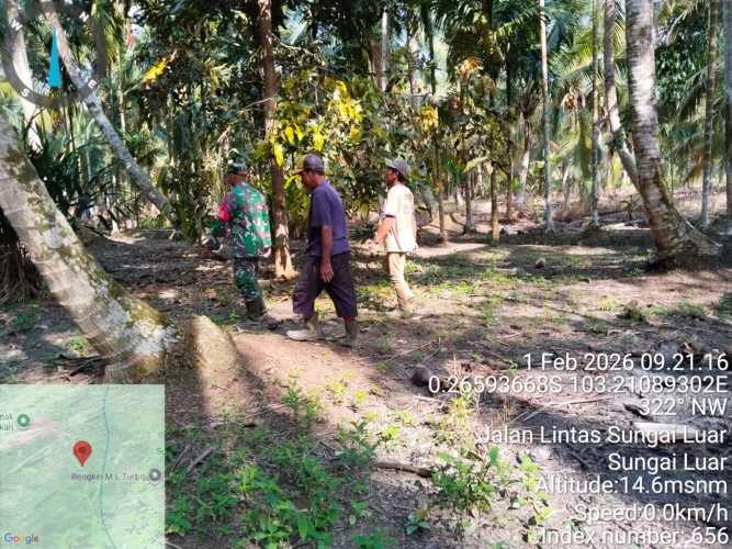 Babinsa Koramil 12/Batang Tuaka Laksanakan Sosialisasi dan Patroli Tapal Batas