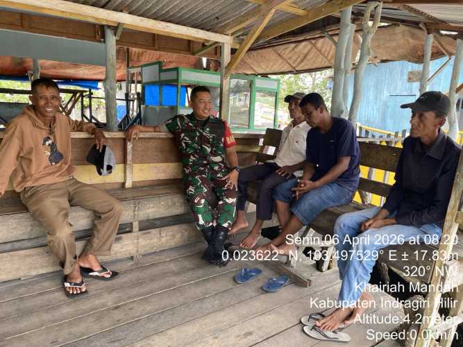 Babinsa Koramil 08/Mandah Gelar Komsos, Tekankan Kekompakan Warga Binaan