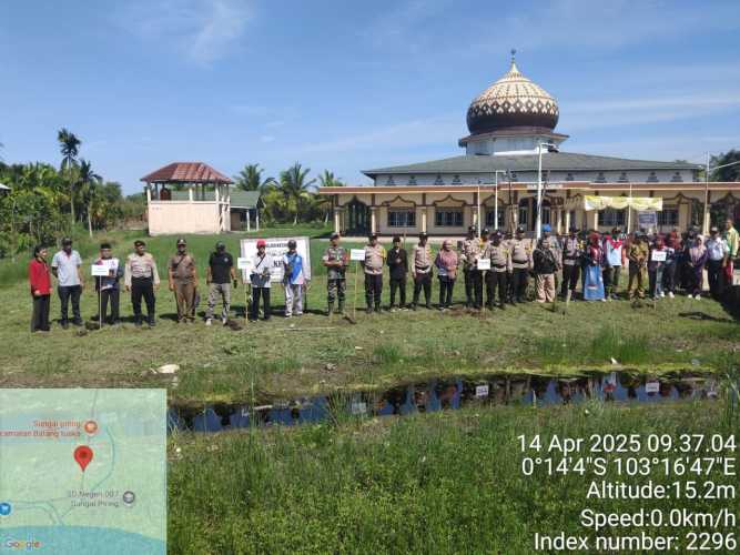 Sertu Januar Mewakili Danramil  dalam Penanaman Pohon Serentak Secara Virtual di Sungai Piring