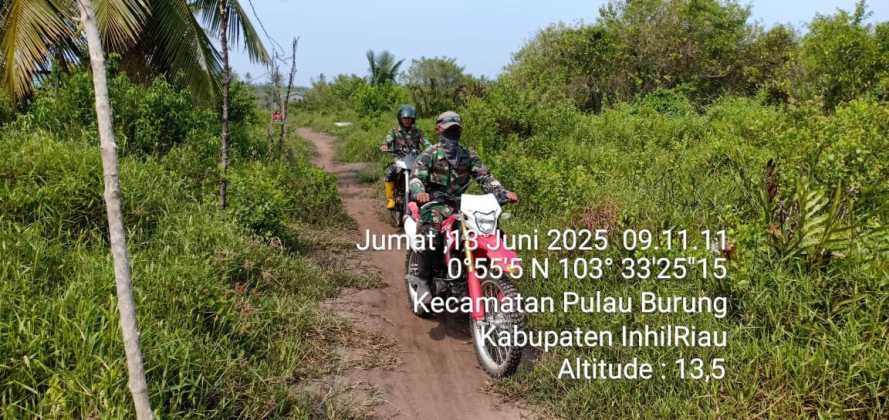 Babinsa Koramil 11/Pulau Burung  Lakukan Patroli Mobile untuk Antisipasi Karhutla di Kawasan Perkebunan