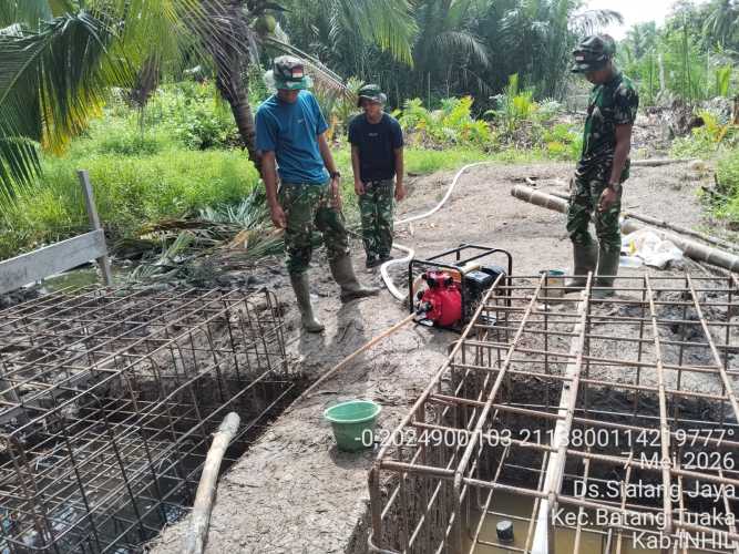 Babinsa Sialang Jaya Gerakkan Gotong Royong, Percepat Pembangunan Jembatan Penghubung Desa