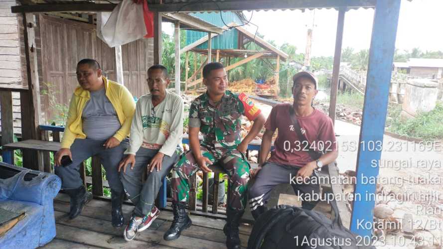 Hadapi Cuaca Ekstrim, Babinsa Ingatkan Warga Menjaga Kesehatan