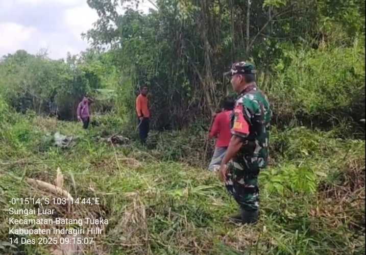 Serka Syamsir Babinsa Koramil 12/Batang Tuaka Laksanakan Patroli Tapal Batas dsn Sosialisasi Pencegahan Karhutlah