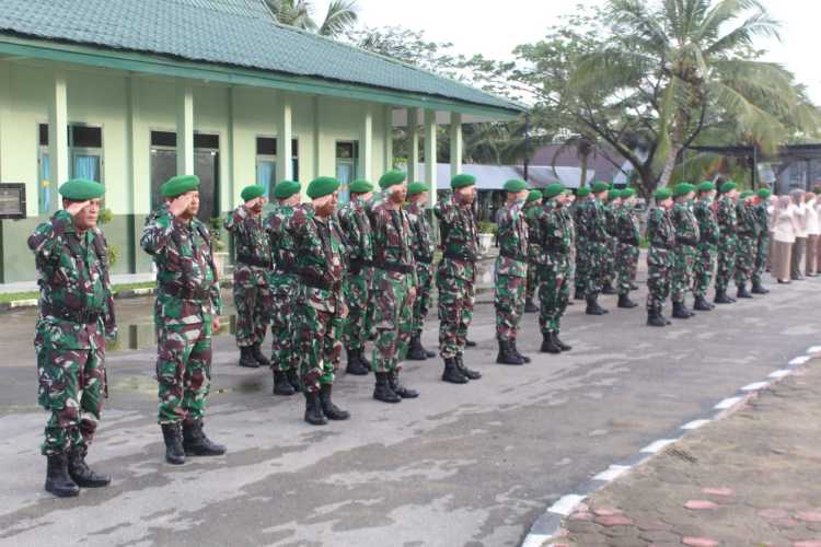 Seluruh Anggota Koramil 01/Tembilahan Ikuti Upacara Mingguan