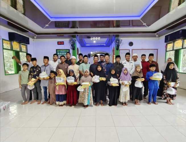 Pemerintah Desa Bayas Jaya Santuni Anak Yatim Piatu di Masjid Jami
