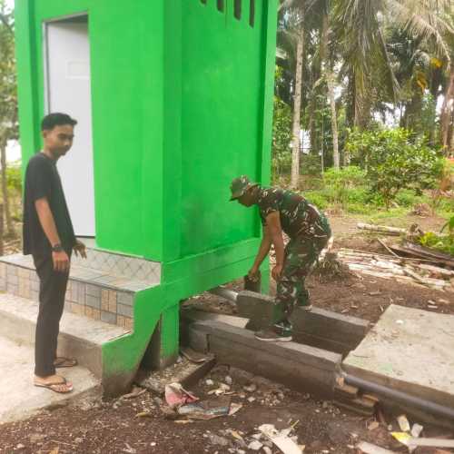 Personel Koramil 01/Tembilahan Bangun MCK Mushola di Desa Karya Tunas Jaya dalam TMMD ke-123,Wujudkan Lingkungan Yang Sehat