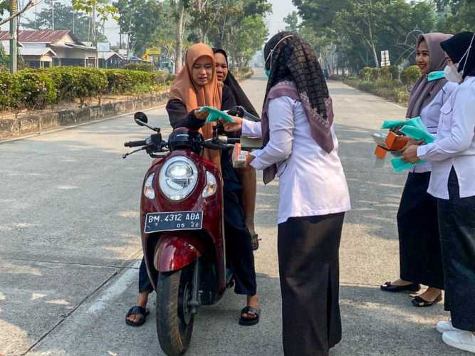Kabut Asap Karhutla Memburuk, Pemkab Rokan Hilir Bagikan Masker kepada Warga