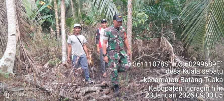 Babinsa Kuala Sebatu melaksanakan langkah preventif melalui patroli tapal batas