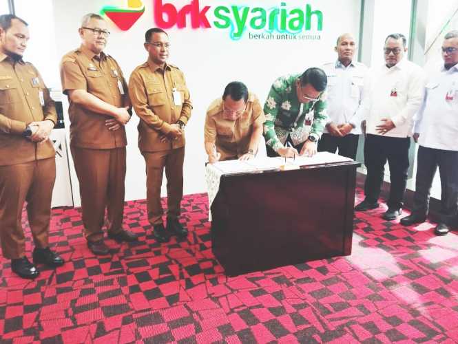 Bupati Rohil Teken MoU di Pekanbaru, Layanan Keuangan ASN Kini Berbasis Syariah