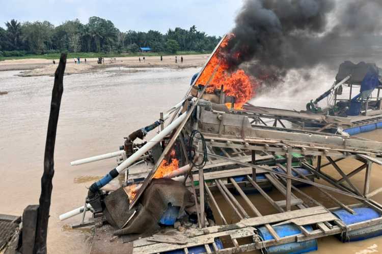 Warga, 48 Rakit Tambang Emas Ilegal di Sungai Kuantan Dimusnahkan