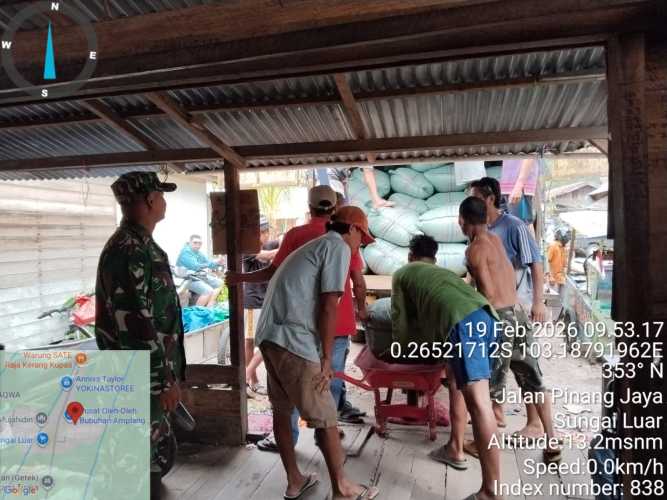 Babinsa Sungai Luar Ingatkan Buruh Pelabuhan Utamakan Keselamatan Kerja, Komsos Berlangsung Aman dan Lancar