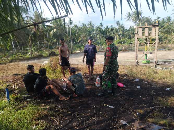 Babinsa Sungai Intan Tegaskan Sikap Perang Melawan Narkoba Melalui Komsos Bersama Pemuda dan Warga