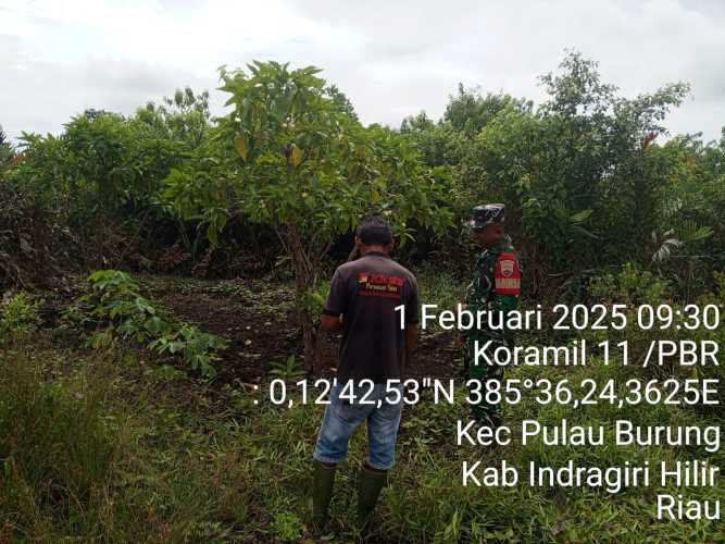 Babinsa Koramil 11/PBR dan Warga Sukses Cegah Karhutla melalui Patroli Intensif di Desa Manunggal Jaya