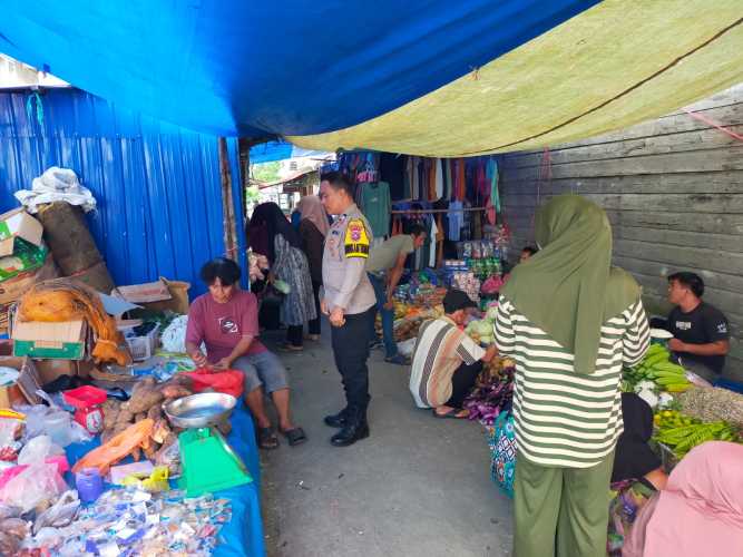 Bhabinkatinmas Polsek Kuindra Sambang Hari Pasar dan menyampaikan Himbauan Keamanan Ketertiban Masyarakat