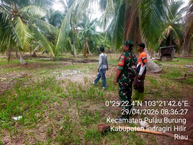 Babinsa Serda Ahmad Feri Perkuat Keamanan Wilayah Perbatasan Melalui Patroli Rutin di Desa Sri Danai Jaya