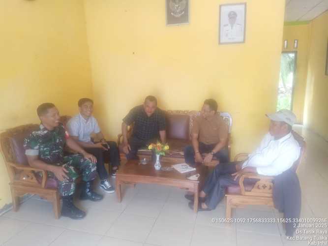 Kemitraan TNI-Masyarakat: Babinsa Koramil 12/BTK Kodim 0314/Inhil Lakukan Komsos di Tasik Raya