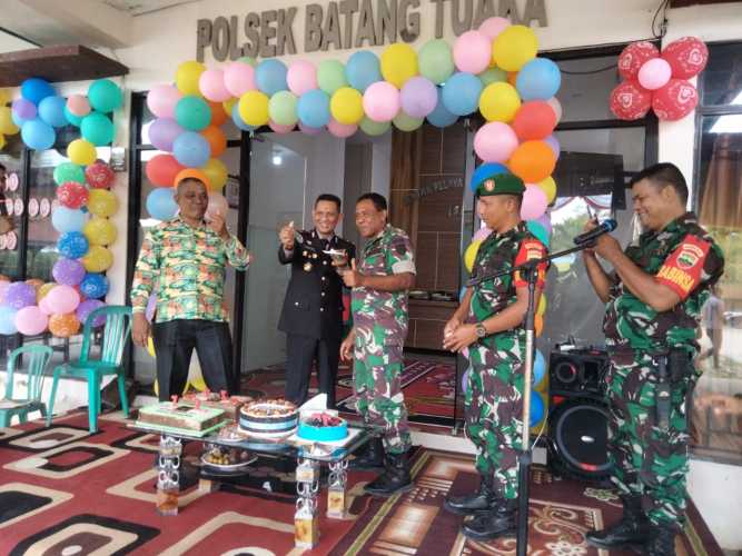 Hut Bhayangkara Ke-77,Danramil Batang Tuaka Bersama Personil Berikan Kejutan dan Ucapan Selamat