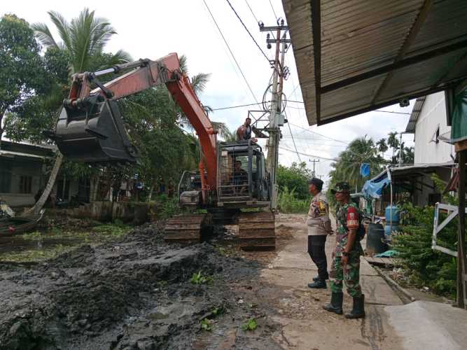 Serda Ronald dan Babinkamtibmas Pantau Progres Normalisasi Parit di Kegiatan TMMD Desa Sialang Panjang