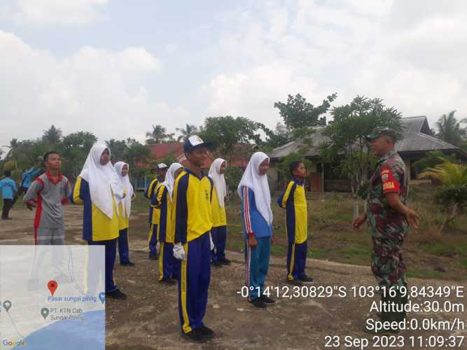 Sertu Januar Efendi Bantu Geladi  Upacara Senin Pagi