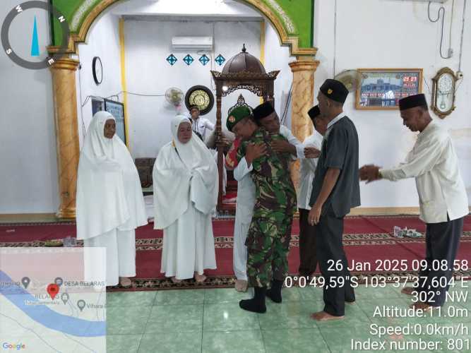 Babinsa Belaras menghadiri acara pemberangkatan jamaah umroh di Mesjid Al-Huda