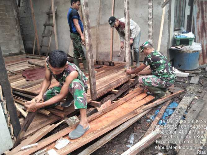 Koramil 01/Tembilahan Lakukan Tahapan Bedah Rumah RTLH