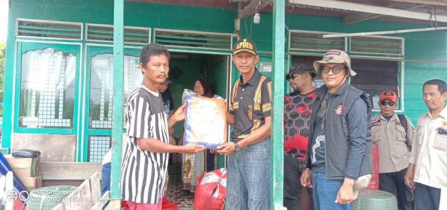 Bantuan Dinsos, BPBD dan BAZNAS Disalurkan untuk Korban Kebakaran di Desa Perigi Raja