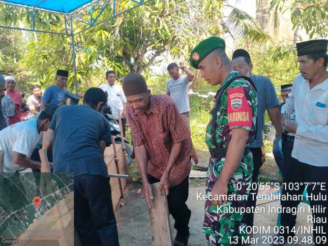 Serka Masri Bantu Persemayaman Mantan Anggota Kodim 0314/Inhil