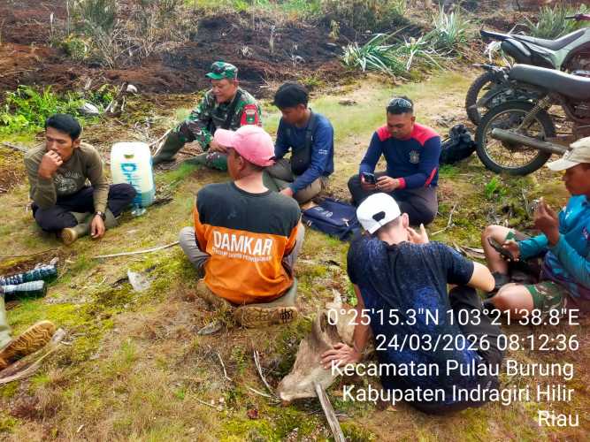 Babinsa Pulau Burung Tetap Siaga Bantu Padamkan Karhutla di Tengah Suasana Idul Fitri