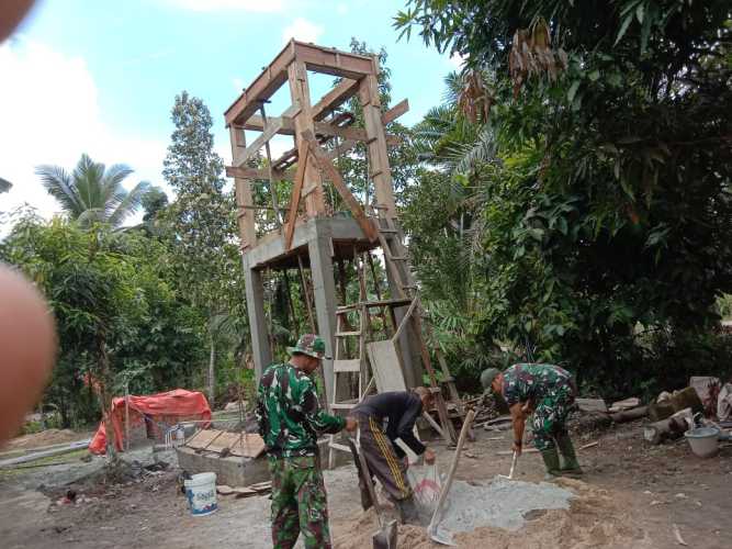 Personil Koramil 01/Tembilahan Bersinergi Sukseskan Pembangunan Sumur Bor TMMD Ke-123 Kodim 0314/Inhil