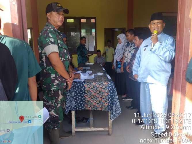 Camat Batang Tuaka Pantau Langsung Penyaluran Bantuan Beras dan Minyak Goreng untuk Ratusan KPM di Sungai Piring