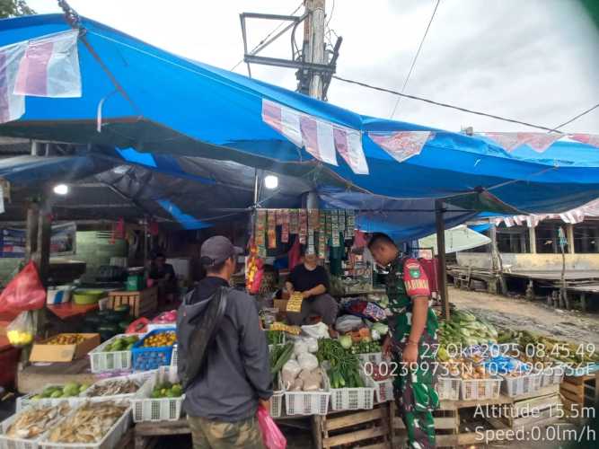 Babinsa Koramil 08/Mandah Aktif Jaga Kamtibmas di Pasar Tradisional Lewat Komduk