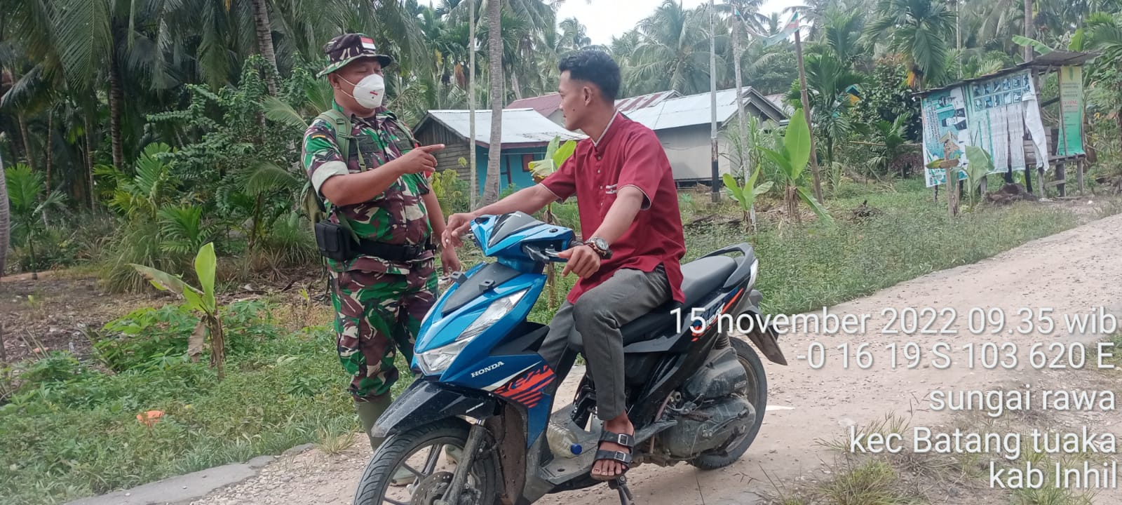 Serda Sukiran Bersosialisasi di Tengah Jalan