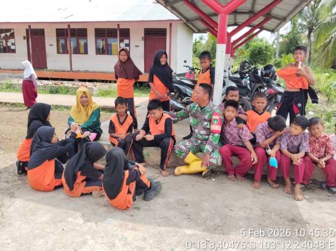 Babinsa Koramil 12/Batang Tuaka Tanamkan Disiplin dan Semangat Belajar Sejak Dini