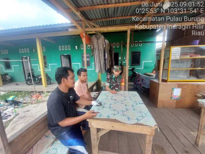 Babinsa Koramil 11/Pulau Burung  Tingkatkan Sinergi dengan Masyarakat di Momen Idul Adha 1446 H
