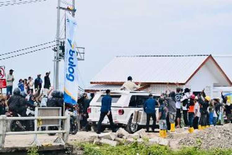 Presiden Prabowo Tiba di Karawang, Disambut Antusias Warga Jelang Panen Raya